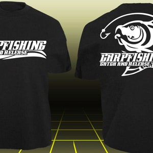 Könnte beinhalten: Schwarzes T-Shirt mit einem weißen Grafikdesign, auf dem vorne "Carp Fishing Catch and Release" steht und hinten ein weißes Grafikdesign eines Karpfen mit einem Haken.