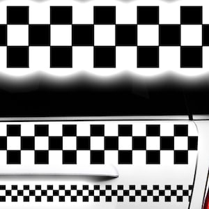 Könnte beinhalten: Ein weißes Auto mit einem schwarz-weißen karierten Rennstreifen auf der Rückseite. Der Streifen besteht aus Quadraten.