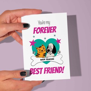Afdrukbare vriendschapskaart met quote "You're my forever best friend!" Kleurrijke, gewaagde wenskaart met kat en hond in een liefdeshart!