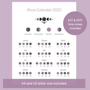 Op de afbeelding: Een printbare maankalender voor 2025, die de maanfasen voor elke maand laat zien. De kalender omvat nieuwe maan, wassende maan, volle maan en afnemende maan. De kalender is ontworpen in zwart en wit met een paarse achtergrond. De tekst "EST & GMT time zones included" staat in de rechterbovenhoek. De tekst "A4 and US letter size included" staat onderaan de pagina.