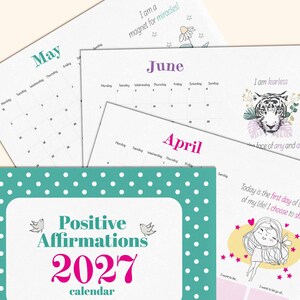 Op de afbeelding: Een 2027 kalender met positieve affirmaties, een groenblauwe kaft met witte stippen en de tekst Positive Affirmations 2027 calendar. De binnenpagina's tonen maanden zoals mei, juni en april met illustraties van een tijger, een bloem en een meisje.