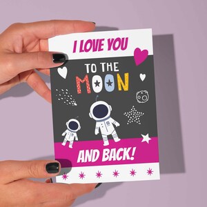 Carte d'amour et d'amitié imprimable sur le thème de l'espace pour les enfants avec la citation « Je t'aime jusqu'à la lune et retour !
