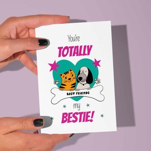 Afdrukbare vriendschapskaart met quote "You're totally my bestie" Wenskaart met kat en hond in hartje! (witte achtergrond)