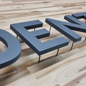 Letras 3D para letreros de interior totalmente personalizadas (montaje con perno). Grosor de 1,27 cm, cualquier tipo de letra, tamaño o color. Nuestras letras 3D para letreros con montaje con perno causan impacto.