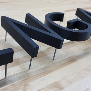 Letras 3D para letreros de interior totalmente personalizadas (montaje con perno). Grosor de 2,5 cm, ¡cualquier tipo de letra, tamaño o color! Nuestras letras 3D para letreros con montaje con perno causan impacto.