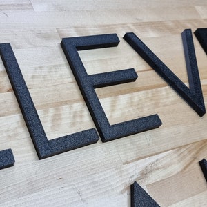 Letras de señalización exterior 3D totalmente personalizadas. ¡1/2 pulgada de espesor, cualquier fuente, tamaño o color! Nuestras letras de letreros en 3D causan un impacto: ¡seguro para exteriores!