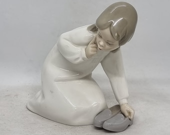 Figura de Porcelana Vintage Niña Llardo / Fabricado en España /