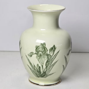 Vintage Hollohaza Hungary Porcelain Vase – Elegant Floral Design