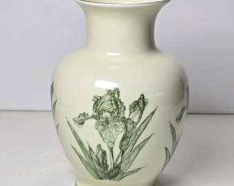 Vintage Hollohaza Hungary Porcelain Vase – Elegant Floral Design