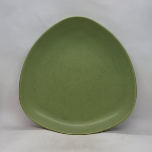 Può includere: Un piatto triangolare verde in bambù.