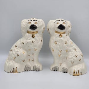 Par vintage Beswick Staffordshire Spaniel Mantle Dogs 1378-5 | Engelska vita och guldfärgade keramik Wally Dogs