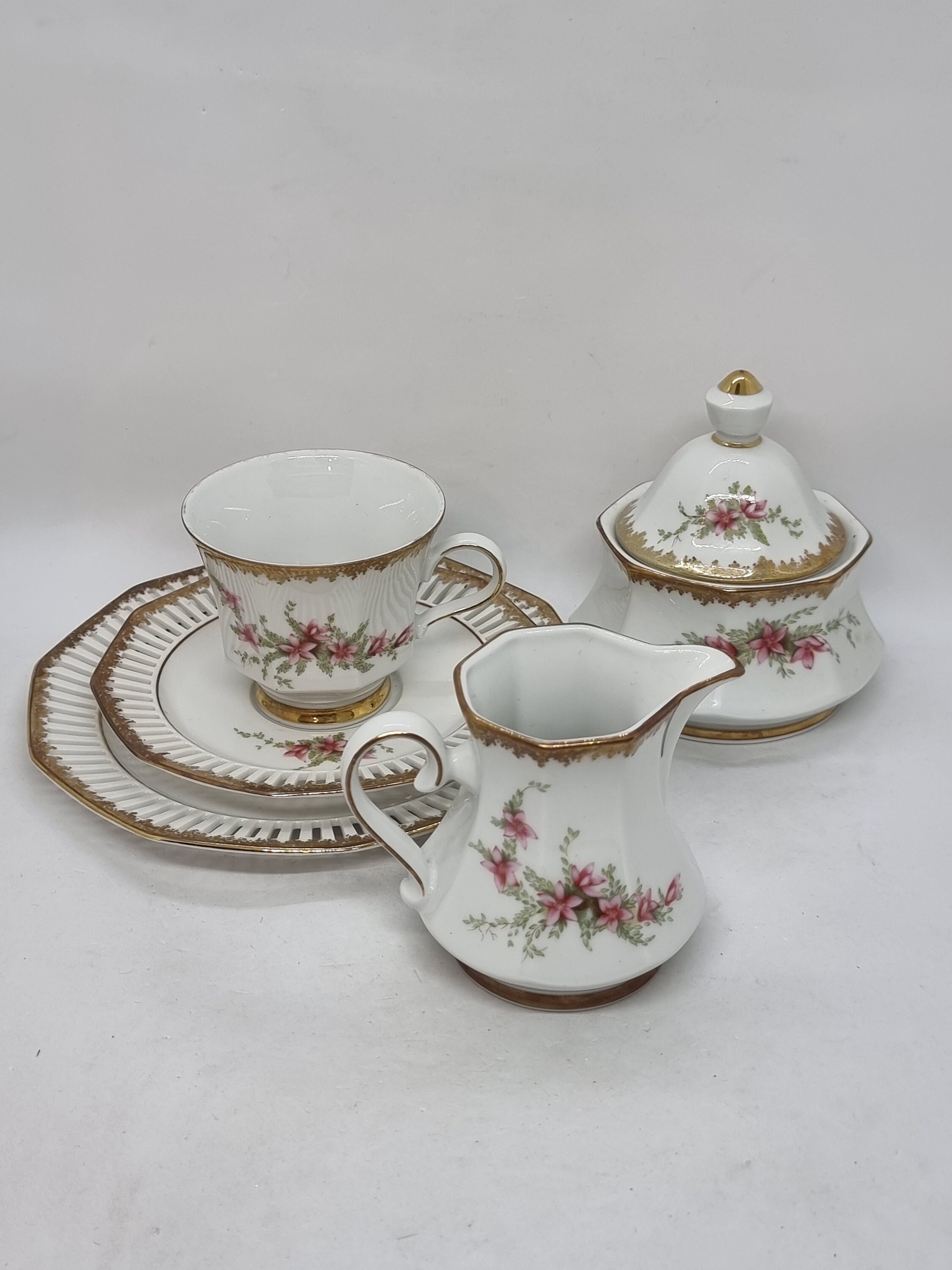 ナルミ♦️ストロベリーガーデン♦️レア茶器とお皿セット♦️お洒落ティーセット♦️送料込 il_fullxfull.4185847366_hx91.jpg