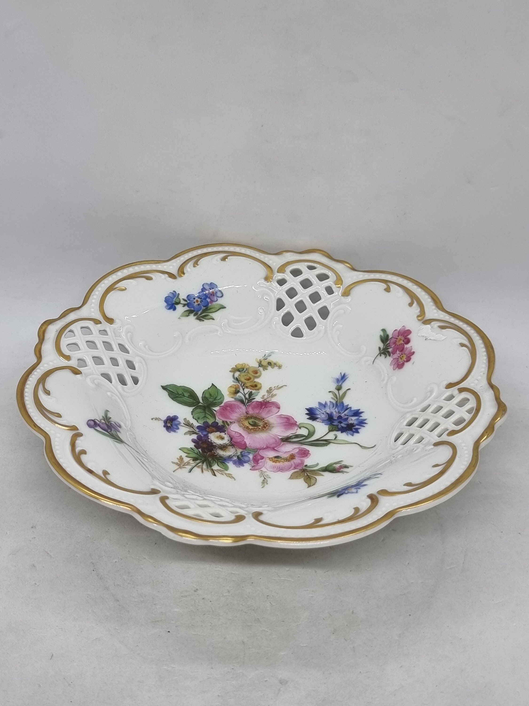 西ドイツ製花柄彫刻の足付きボウル 西ドイツ製花柄彫刻の足付きボウル