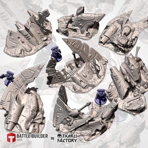Può includere: Una collezione di pezzi di terreno in miniatura grigi dall'aspetto futuristico, probabilmente per giochi da tavolo. I pezzi hanno un aspetto dettagliato e strutturato, con forme angolari e una base rocciosa. Piccole figure blu sono posizionate su alcuni pezzi.