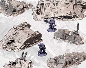Może przedstawiać: Kolekcja szarych, miniaturowych elementów terenu o tematyce wojennej, w tym uszkodzone czołgi i konstrukcje. Obecne są również dwie miniaturowe figurki, pozujące jakby w walce. Widoczne są loga Battle Builder Tech i Txarli Factory.