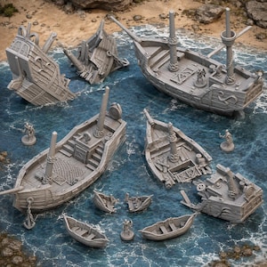 Può includere: Una collezione di miniature grigie per giochi da tavolo che raffigurano diverse navi in legno in vari stati di riparazione e naufragio, tra cui due grandi velieri, diverse piccole barche a remi e detriti sparsi, disposti su una base d'acqua blu.