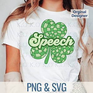 Op de afbeelding: Een wit T-shirt met een groen klavertje vier design en het woord "Speech" in een retro lettertype. Het klavertje vier is gemaakt van een geruit patroon.