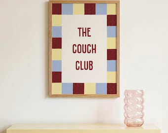 The Couch Club – zabawny, retro cytat, wydruk artystyczny w kratkę, przytulna grafika ścienna, leniwy wystrój domu, bordowy plakat „Domowy gość”