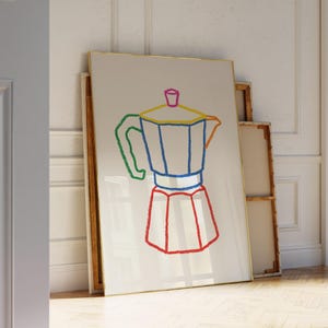 Puede incluir: Una lámina de arte mural enmarcada que presenta un dibujo lineal minimalista de una cafetera moka. La ilustración utiliza trazos vibrantes similares a los de un crayón en rosa, amarillo, azul, verde, naranja y rojo sobre un fondo blanco roto.