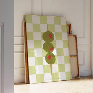 Puede incluir: Una taza de cerámica blanca con un asa negra y el texto "But First, Coffee" en negro y negrita. La taza está sobre una superficie de madera. La taza mide 10 cm de alto.