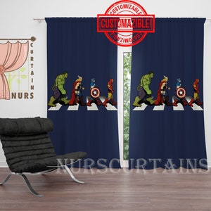 Può includere: Un paio di tende blu navy con una grafica dei personaggi degli Avengers che camminano su un attraversamento pedonale. Il testo "CUSTOMIZABLE!" è stampato in rosso su un cerchio bianco nell'angolo in alto a sinistra dell'immagine.