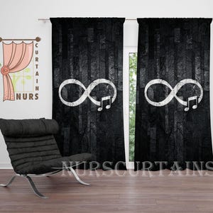 Op de afbeelding: Zwart-witte gordijnen met een wit oneindigheidssymbool en muzieknoten op een zwarte achtergrond. De gordijnen hangen aan een witte muur.