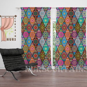 Pode incluir: Duas cortinas coloridas com um padrão geométrico de mandalas e diamantes coloridos. As cortinas estão penduradas em uma parede branca e estão parcialmente abertas, revelando uma janela.