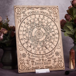 Bellissimo pendolo in legno impiallacciato di quercia a tema Wicca - Predizione del futuro e previsione - Splendidamente inciso e rifinito Dimensioni approssimative A4