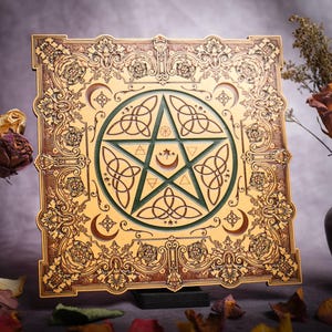 Pode incluir: Uma decoração de parede de madeira com um design de pentagrama em verde, dourado e marrom. O pentagrama é cercado por uma borda decorativa com detalhes intrincados.