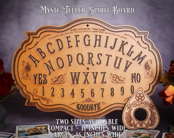 Könnte beinhalten: Ein Ouija-Brett aus Holz mit einem Planchette, das das Alphabet, Zahlen, "ja", "nein" und "auf Wiedersehen" enthält. Das Brett ist braun mit schwarzer Beschriftung und dekorativen Verzierungen. Es ist in zwei Größen erhältlich: 28 cm breit und 41 cm breit.