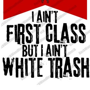 Peut inclure: Graphique blanc avec le texte "I AIN'T FIRST CLASS BUT I AIN'T WHITE TRASH" en gras, en noir vieilli. Le haut présente un motif rouge et blanc avec des fusils croisés et des ailes.