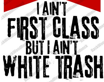Könnte beinhalten: Eine weiße Grafik mit dem Text "I AIN'T FIRST CLASS BUT I AIN'T WHITE TRASH" in fetter, verblichener schwarzer Schrift. Oben befindet sich ein rot-weißes Design mit gekreuzten Gewehren und Flügeln.