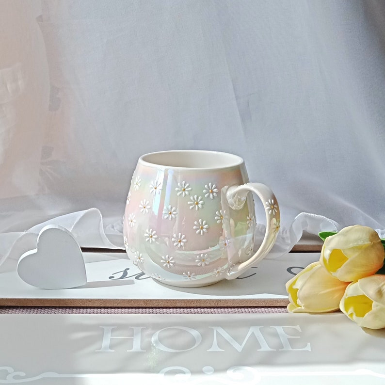 Daisy Tasse | Süße handbemalte Kaffeetasse | Bauchige Tassen aus Keramik | Gänseblümchen Tasse als Geschenk für Mama oder Freundin 1 White mug