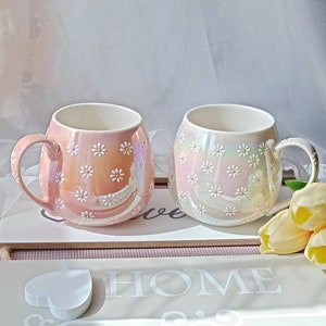 Daisy Tasse | Süße handbemalte Kaffeetasse | Bauchige Tassen aus Keramik | Gänseblümchen Tasse als Geschenk für Mama oder Freundin Bild 3