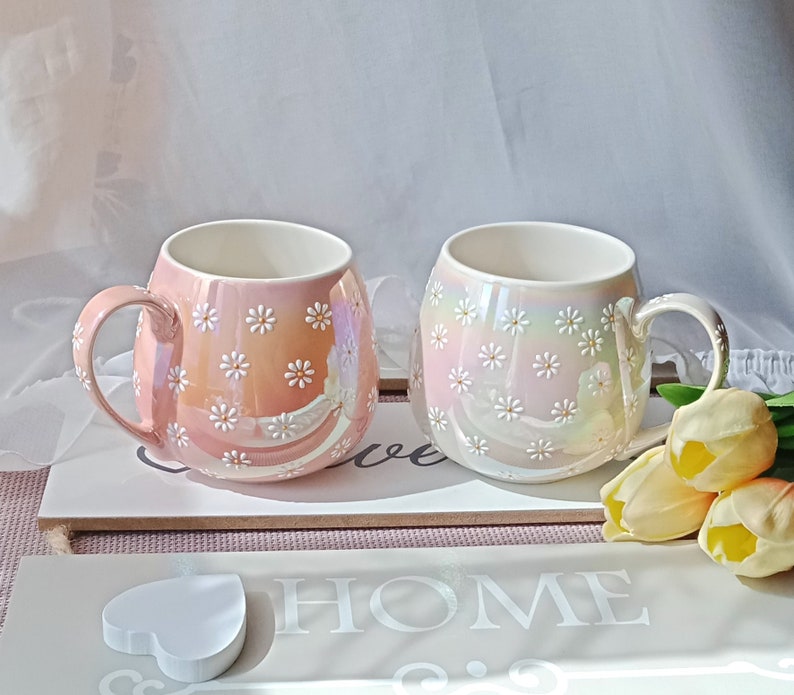 Daisy Tasse | Süße handbemalte Kaffeetasse | Bauchige Tassen aus Keramik | Gänseblümchen Tasse als Geschenk für Mama oder Freundin Bild 3