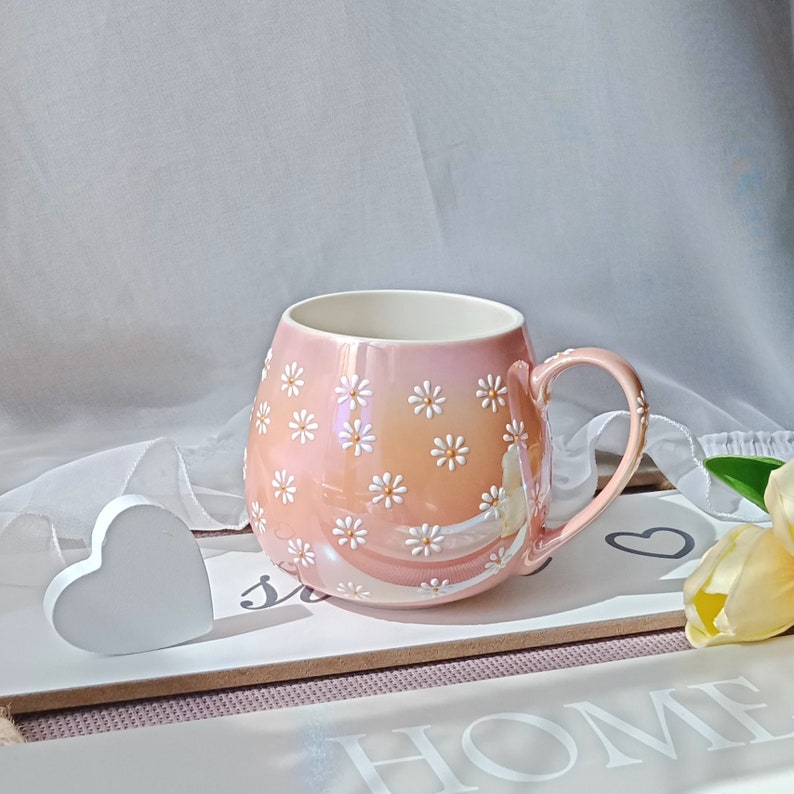 tasses à café marguerite Tasses à cappuccino à ventre plat Tasse à thé en céramique avec fleurs Jolie tasse florale peinte à la main Cadeau pour maman Cadeau de printemps pour elle 1 Pink mug