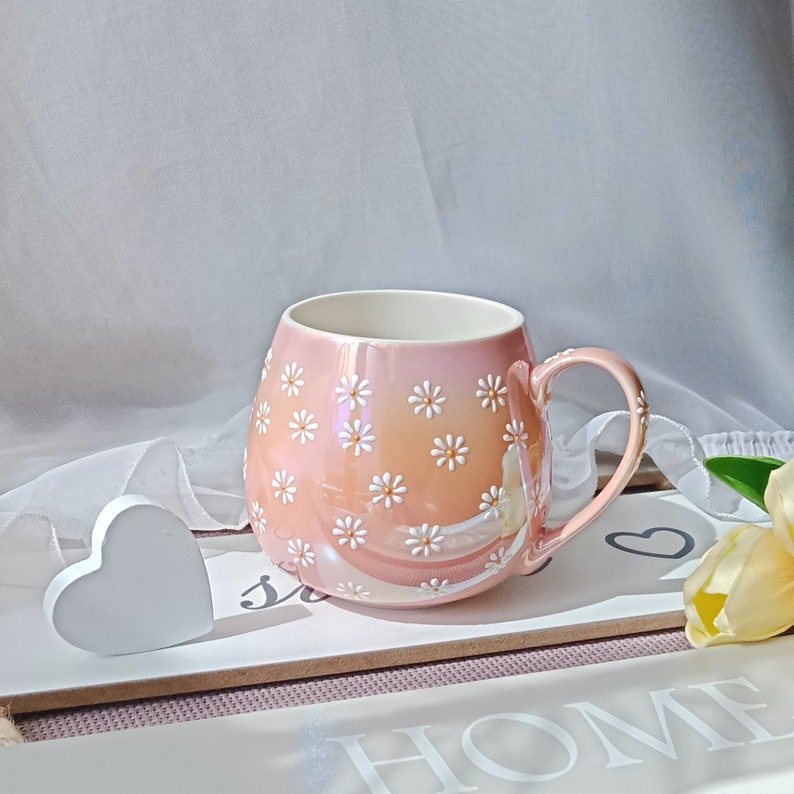 Daisy Tasse | Süße handbemalte Kaffeetasse | Bauchige Tassen aus Keramik | Gänseblümchen Tasse als Geschenk für Mama oder Freundin 1 Pink mug
