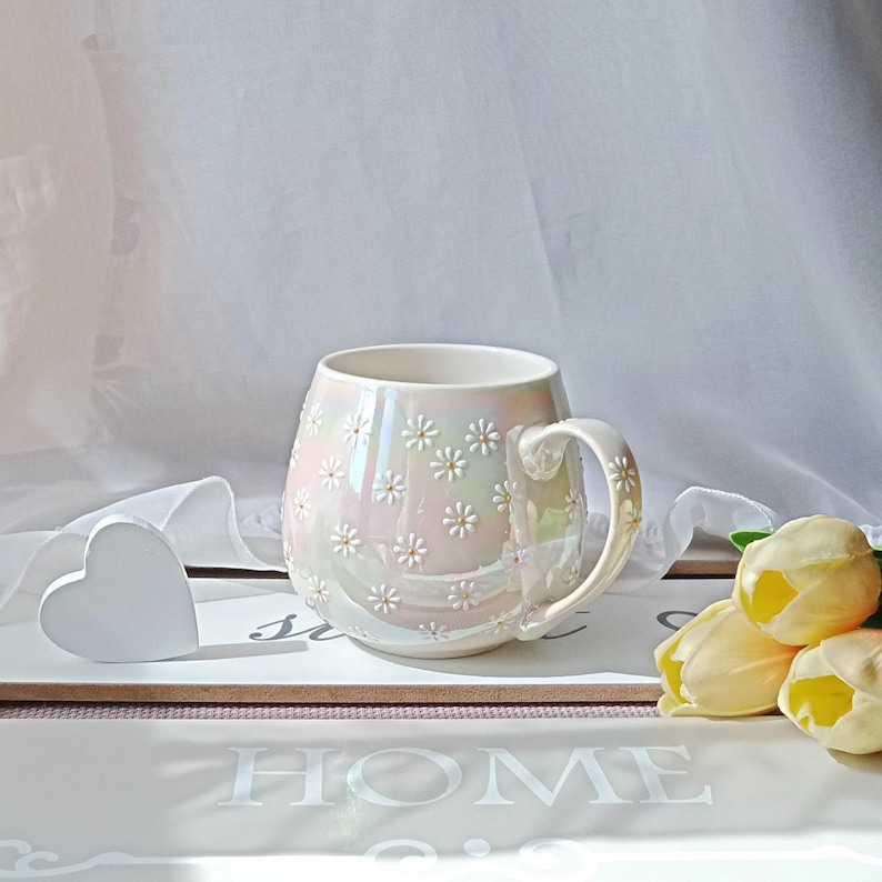 Daisy Tasse | Süße handbemalte Kaffeetasse | Bauchige Tassen aus Keramik | Gänseblümchen Tasse als Geschenk für Mama oder Freundin Bild 12