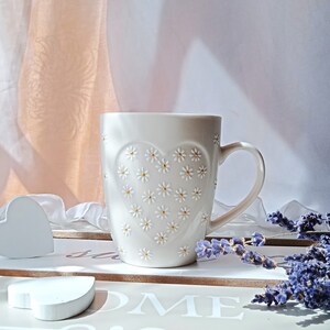 Herz Daisy Tasse | Blume handgemachte Kaffeetasse| Gänseblümchen Porzellan Tee| Blumen Keramik Tasse | Florale handbemalte Tasse| Geschenk zum Valentinstag für Frau
