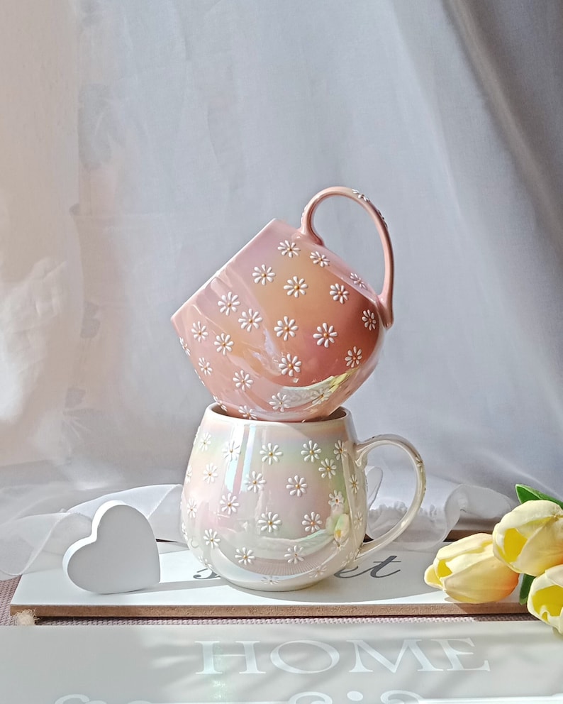 Daisy Tasse | Süße handbemalte Kaffeetasse | Bauchige Tassen aus Keramik | Gänseblümchen Tasse als Geschenk für Mama oder Freundin Bild 1