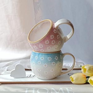 Taza de café con margaritas de 15 oz / Juego de 2 tazas de té con flores / Taza de cerámica acogedora / Linda taza de margaritas pintada a mano / Regalo de aniversario / Regalo para pareja