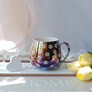Daisy Tasse | Süße handbemalte Kaffeetasse | Bauchige Tassen aus Keramik | Gänseblümchen Tasse als Geschenk für Mama oder Freundin 1 Black mug