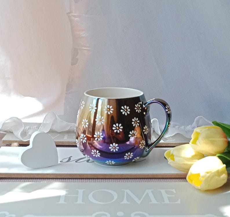 Daisy Tasse | Süße handbemalte Kaffeetasse | Bauchige Tassen aus Keramik | Gänseblümchen Tasse als Geschenk für Mama oder Freundin 1 Black mug
