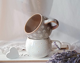 Tazza da caffè Daisy / Set di 2 tazze da tè a fiori / Tazza in ceramica Daisy / Ceramica daisy carina / Tazza dipinta a mano / Regalo di fidanzamento / Regalo di nozze