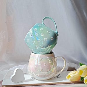 Daisy Tasse | Süße handbemalte Kaffeetasse | Bauchige Tassen aus Keramik | Gänseblümchen Tasse als Geschenk für Mama oder Freundin Bild 8