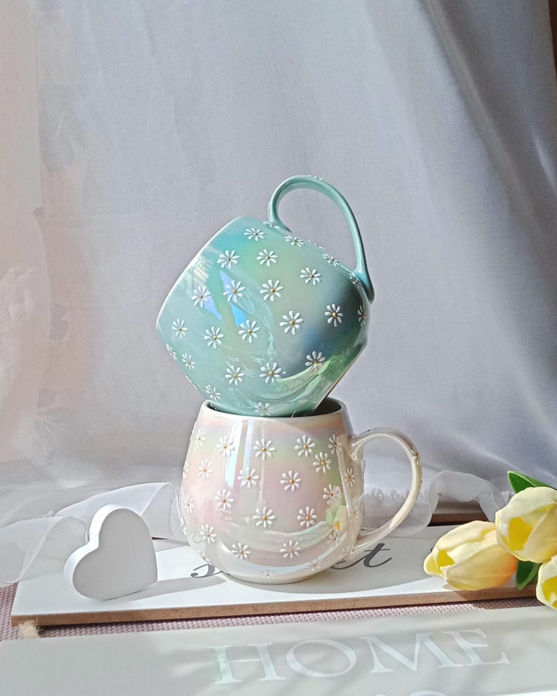 Daisy Tasse | Süße handbemalte Kaffeetasse | Bauchige Tassen aus Keramik | Gänseblümchen Tasse als Geschenk für Mama oder Freundin Bild 8