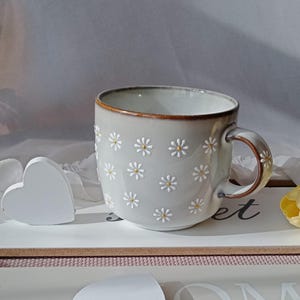 Daisy mug | Cozy coffee cup | Flower cappuccino ceramic mug | Cute daisy pottery| Hand painted tea cup| Tasse céramique| Floral gift for her Grey Mug - 1 pc.