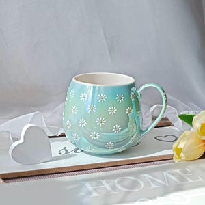 Daisy Tasse | Süße handbemalte Kaffeetasse | Bauchige Tassen aus Keramik | Gänseblümchen Tasse als Geschenk für Mama oder Freundin 1 Blue mug