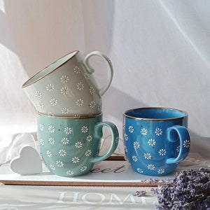 16 oz Daisy coffee mug | Demure tea cup | Cozy cappuccino ceramic mug | Cute hand painted cup | Floral gift | Gift for mom | Gift for her