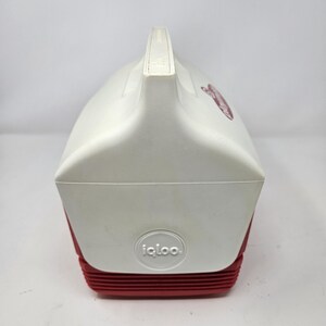 Puede incluir: Nevera Igloo blanca y roja con una manija roja y un logotipo Igloo blanco en la parte delantera.